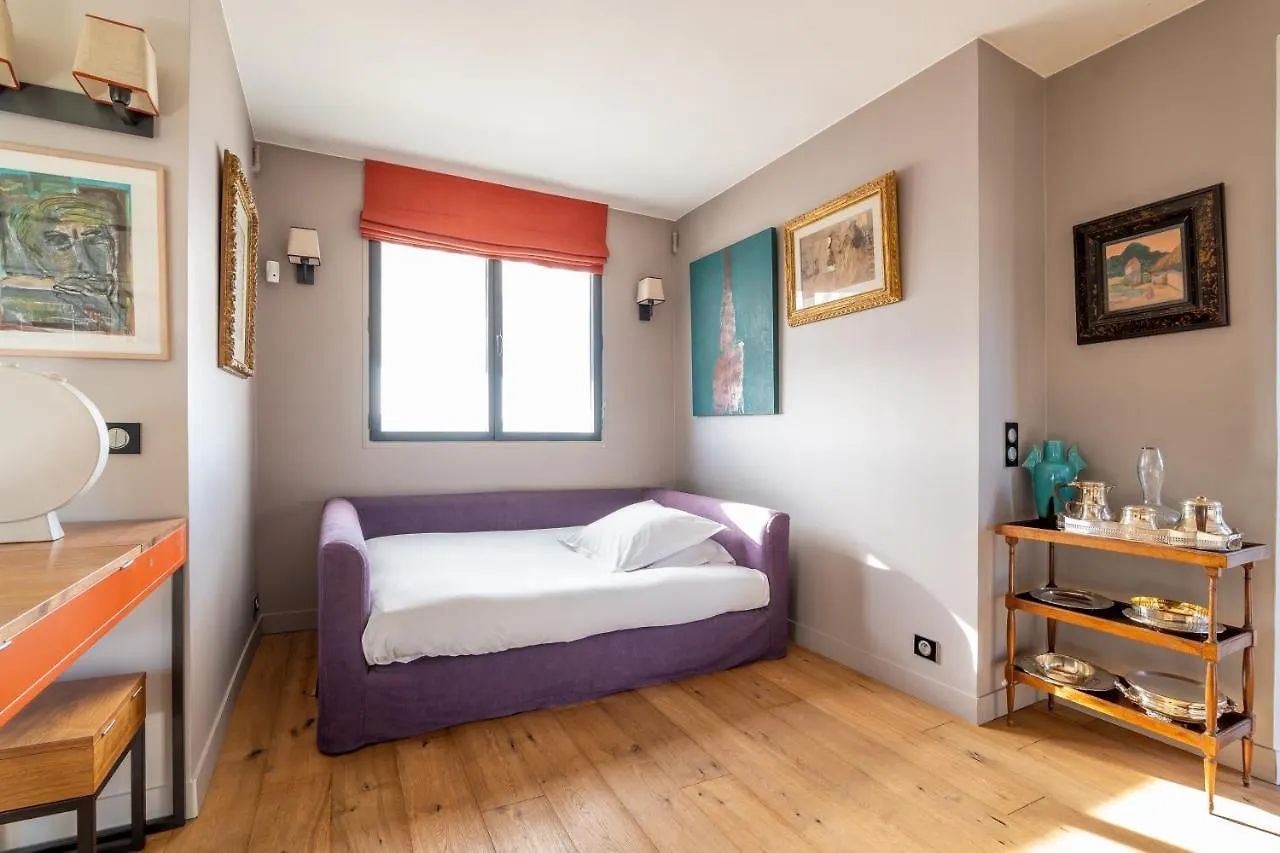 Veeve - Floating Over Paris Apartment