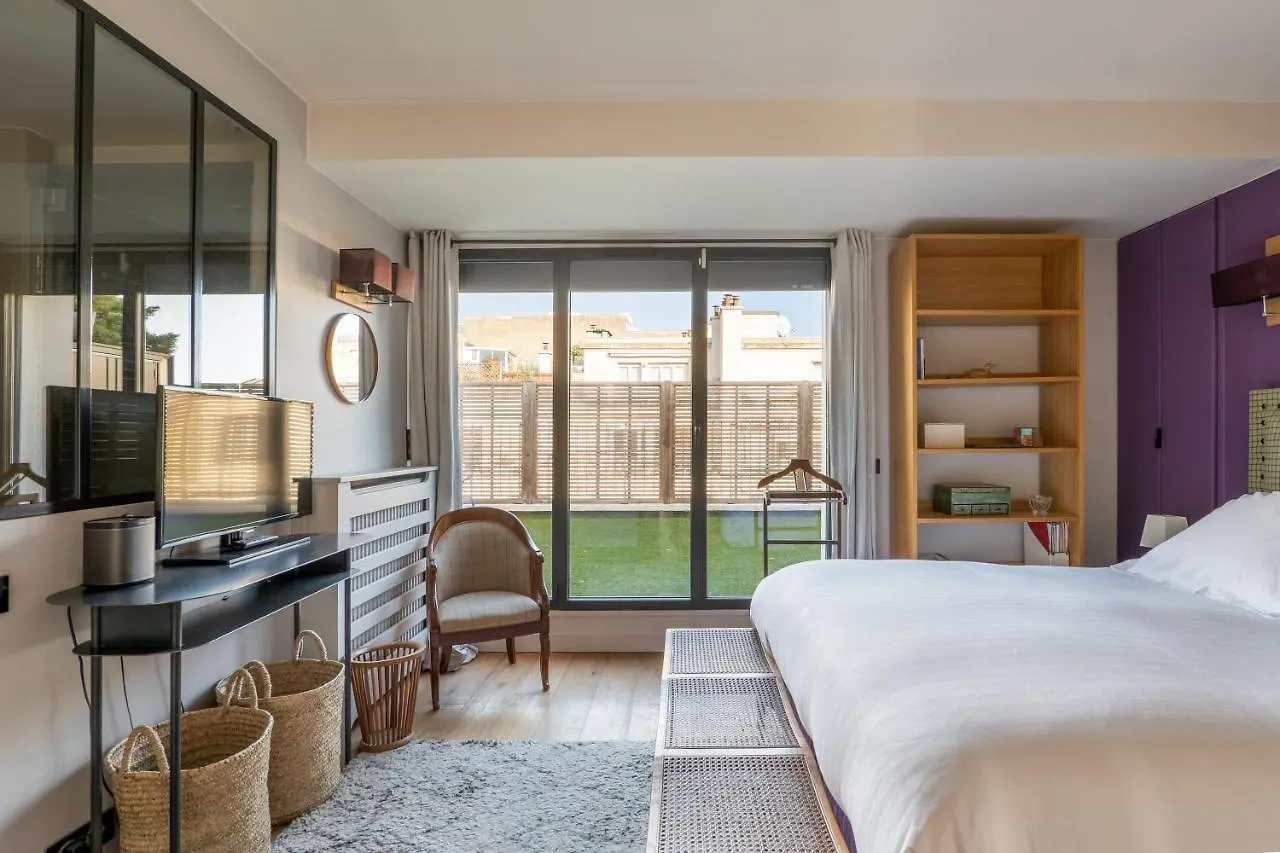 Veeve - Floating Over Paris Apartment
